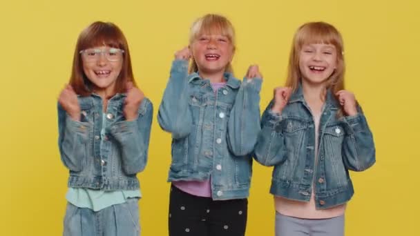 Heyecanlı Mutlu Genç Kızlar Ödül Kazanıyor Doğum Gününü Kutluyorlar Küçük — Stok video