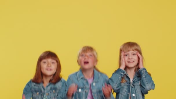 Aman Tanrım Vay Canına Küçük Kız Kardeşler Kameraya Büyük Gözlerle — Stok video