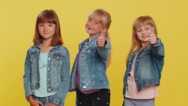Gibi Genç Kızlar Başparmak Kaldırır Olumlu Yanıt Verir Reklamları Tavsiye — Stok video