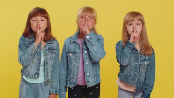 Sei Ruhig Bitte Teenage Cute Girls Presst Zeigefinger Lippen Macht — Stockvideo