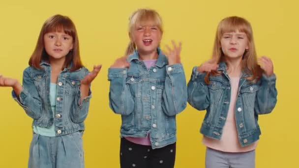 Proč Dospívající Dívky Zvedají Rozhořčené Ruce Ptají Proč Jakého Důvodu — Stock video