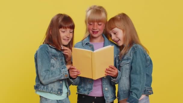 Tienermeisjes Die Grappig Interessant Sprookjesboek Lezen Vrijetijdshobby Kenniswijsheid Onderwijs Leren — Stockvideo