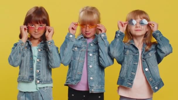 Tienermeisjes Met Een Zonnebril Een Charmante Glimlach Kleine Zusjes Die — Stockvideo