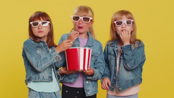 Tienermeisjes Met Een Bril Die Popcorn Eten Kijken Naar Interessante — Stockvideo