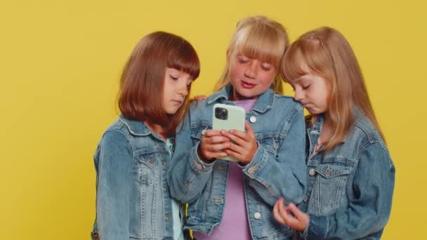 Les Adolescentes Utilisent Téléphone Intelligent Tapant Navigation Perd Devenir Surpris — Video