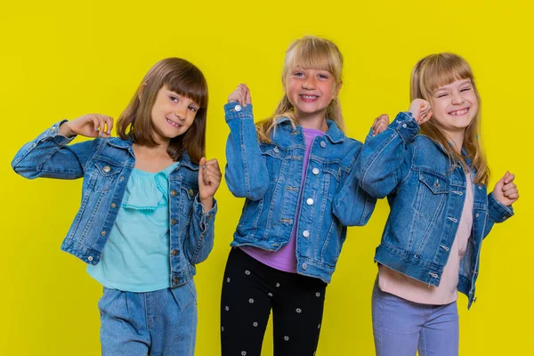 Animadas Meninas Adolescentes Felizes Ganhando Prêmio Comemorar Aniversário Irmãs Mais — Fotografia de Stock