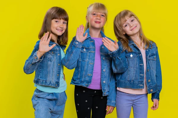 Meninas Adolescentes Sorrindo Amigáveis Para Câmera Acenando Mãos Gesticulando Olá — Fotografia de Stock