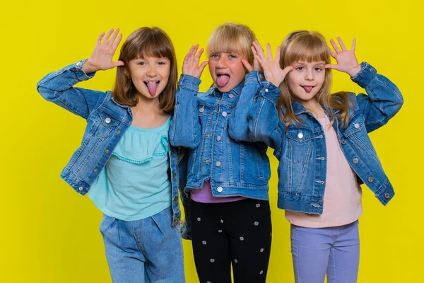 Vtipné Šťastné Puberťačky Které Dělají Hravé Hloupé Výrazy Obličeje Šklebí — Stock fotografie