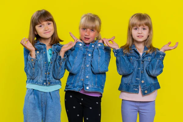 Proč Dospívající Dívky Zvedají Rozhořčené Ruce Ptají Proč Jakého Důvodu — Stock fotografie