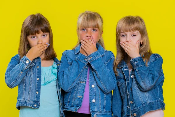 Δεν Κανέναν Κοριτσάκια Κλείνουν Στόμα Χέρια Δείχνοντας Τρομαγμένα Στην Κάμερα — Φωτογραφία Αρχείου
