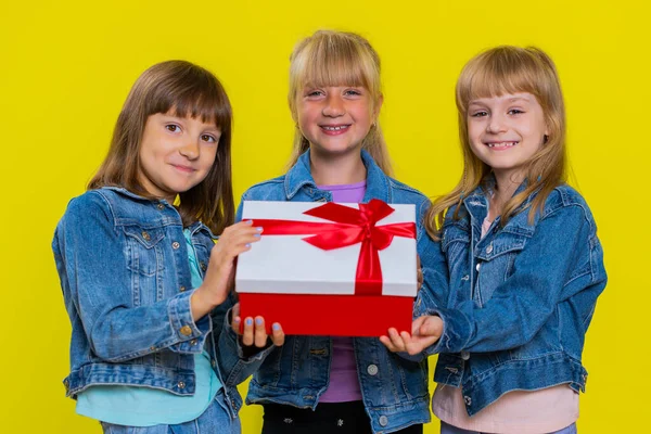 Teenage Dívky Prezentující Narozeninovou Dárkovou Krabici Červenou Stuhou Natahuje Ruce — Stock fotografie
