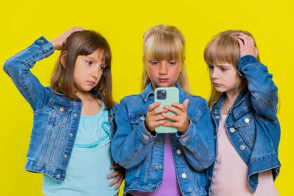 Teenage Dívky Používají Smartphone Psaní Procházení Ztrácí Stává Překvapený Náhlý — Stock fotografie