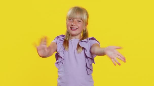Genç Sevimli Sarışın Kız Kameraya Gülümsüyor Sallayarak Merhaba Hoşça Kal — Stok video