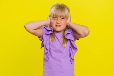 Duymak istemiyorum, dinle. Sinirli, rahatsız olmuş, sevimli, kulakları tıkayan, el kol hareketi yapan, hayır, hoş olmayan gürültüleri görmezden gelen, rahatsız edici genç bir kız. Sarışın, kız çocuk.