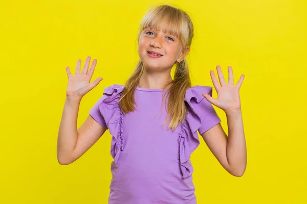 Jong Schattig Blond Schoolmeisje Glimlachend Vriendelijk Camera Zwaaiende Handen Gebaren — Stockfoto