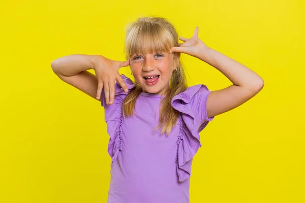 Veselý Vtipný Tyran Mladá Roztomilá Dívka Ukazující Jazyk Dělat Obličeje — Stock fotografie
