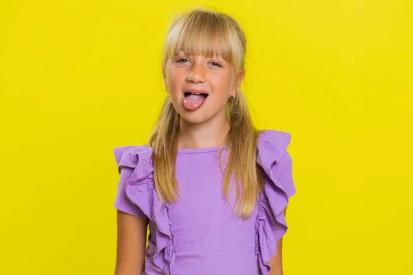 Alegre Engraçado Jovem Menina Escola Loira Mostrando Língua Fazendo Rostos — Fotografia de Stock