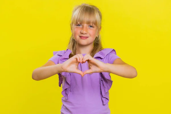 Jag Älskar Dig Leende Ung Söt Blond Skolflicka Gör Hjärta — Stockfoto