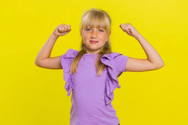 Soy Fuerte Saludable Chica Linda Joven Mostrando Bíceps Buscando Sensación —  Fotos de Stock