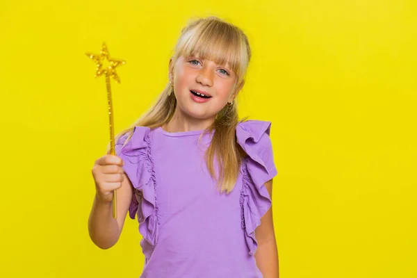 魔法の杖妖精の棒を持つ魔術師の学校の女の子の魔女ジェスチャー 願いを実現し 魔術師の呪文を鋳造 広告休日の販売割引 スタジオで孤立した子供黄色の背景 — ストック写真