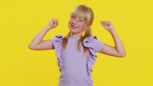 我又强壮又健康年轻可爱的女孩表现出二头肌和自信的感觉 力量为争取权利而奋斗 能量为获得成功而奋斗 黄种人的未成年金发小孩 — 图库视频影像