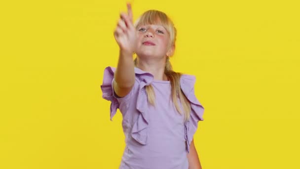 魔法の杖妖精の棒を持つ魔術師の学校の女の子の魔女ジェスチャー 願いを実現し 魔術師の呪文を鋳造 広告休日の販売割引 スタジオで孤立した子供黄色の背景 — ストック動画