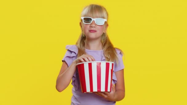 3Dメガネでポップコーンを食べ 興味深いテレビシリーズ スポーツゲーム オンラインソーシャルメディア映画のコンテンツを見て 興奮した若いかわいい女子高生 ティーン女性子供の子供上のスタジオ黄色の背景 — ストック動画