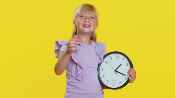 Your Time Young School Girl Showing Time Wall Office Clock – stockvideo