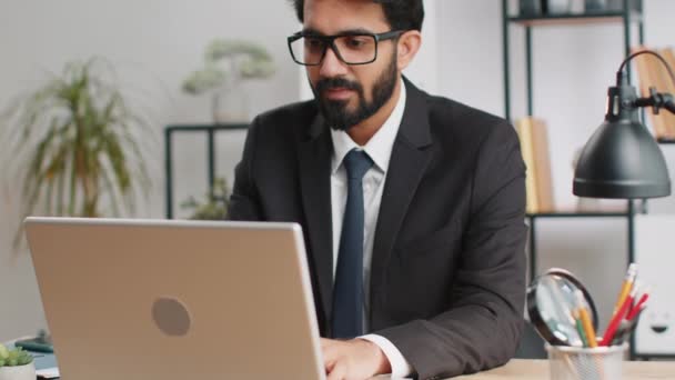 Portrait Indian Bearded Businessman Face Freelancer Home Office Modern Workplace — Vídeo de stock