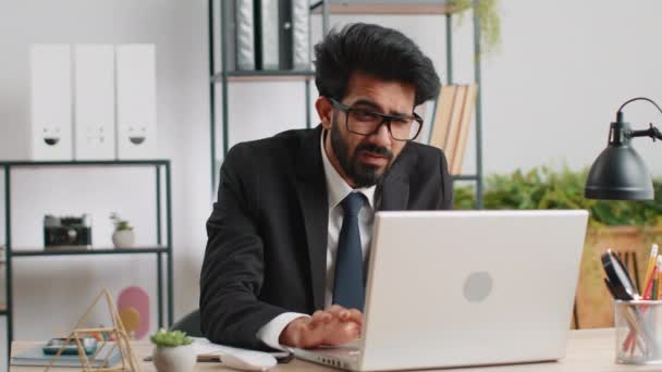 Laptop Üzerinde Çalışırken Sinirli Hintli Adamı Beklenmedik Internet Sitesi Problemi — Stok video