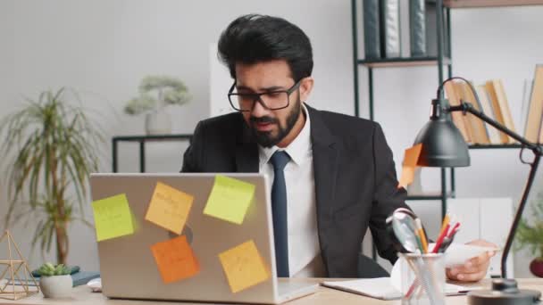 Cansado Exausto Empresário Indiano Trabalhando Laptop Escritório Com Muitas Inscrições — Vídeo de Stock