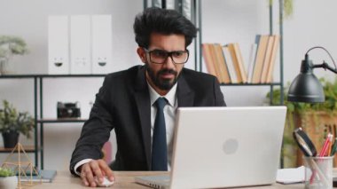 Seni seçiyorum. Genç Hintli iş adamı yazılım geliştirici ofis bilgisayarı üzerinde çalışıyor, kamerayı işaret ediyor, mutlu bir ifadeyle bakıyor, seçim yapıyor, yön gösteriyor. Arap Serbest Çalışan Adam