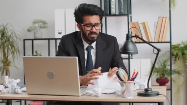 Ofiste Çalışan Öfkeli Hintli Adam Buruşuk Kağıtları Fırlatıyor Işte Sinir — Stok video