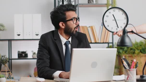 Ofis Bilgisayarında Çalışan Hintli Işadamı Anksiyete Kontrol Saati Işe Geç — Stok video