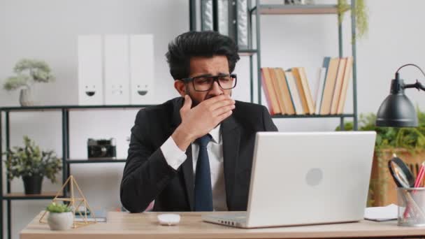 Entediado Sonolento Trabalhador Empresário Indiano Trabalhando Computador Portátil Bocejando Apoiando — Vídeo de Stock