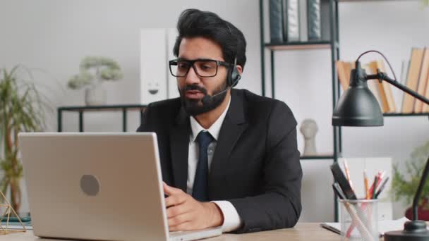 Hombre Negocios Indio Que Trabaja Ordenador Portátil Con Auriculares Centro — Vídeo de stock