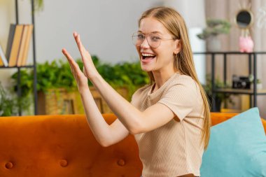 Zengin, neşeli, israf eden, etrafa para saçan, el hareketi yapan, daha fazla bahşiş veren, büyük kar getiren, piyango kazanan, vücut dili olan, paylaşan, kutlayan bir kadın. Oturma odasındaki kız.