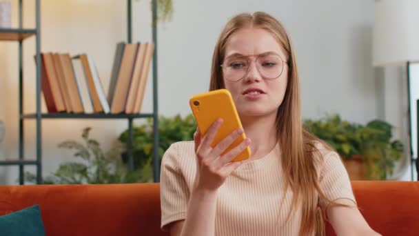 Portret Młodej Kobiety Rozmawiającej Przez Telefon Przyjaciółką Siedzącą Kanapie Szczęśliwy — Wideo stockowe