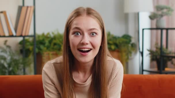 Herregud Wow Blond Ung Kvinna Överraskad Tittar Kameran Med Stora — Stockvideo