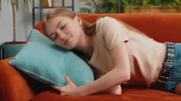 Yorgun Genç Bir Kadın Yatağında Uzanıyor Evinde Dinleniyor Kaygısız Kız — Stok video