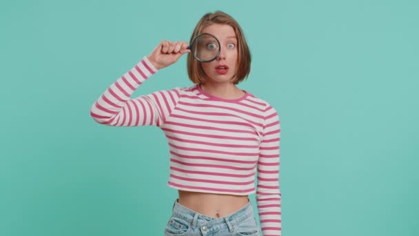 Onderzoeker Onderzoeker Wetenschapper Vrouw Met Vergrootglas Buurt Van Gezicht Kijken — Stockvideo