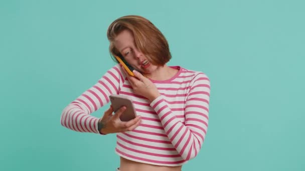 Sinirli Stresli Bir Kadın Iki Cep Telefonuyla Bağırarak Konuşuyor Tartışma — Stok video
