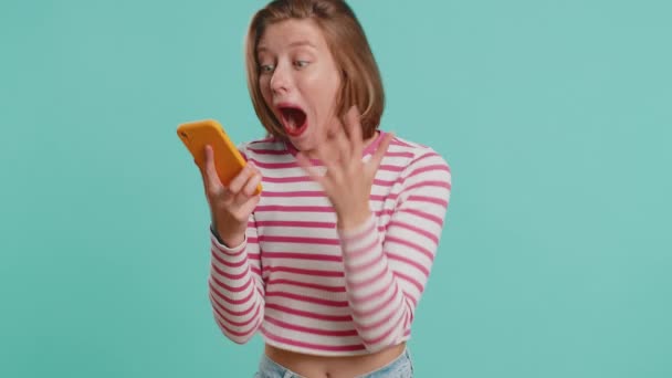 Šťastná Vzrušená Radostná Žena Dívka Použít Smartphone Psaní Procházení Křičí — Stock video