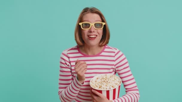 Jeune Femme Excitée Dans Des Lunettes Manger Pop Corn Regarder — Video