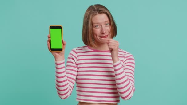Caucasian Developer Business Woman Hold Smartphone Green Screen Chroma Key — Wideo stockowe