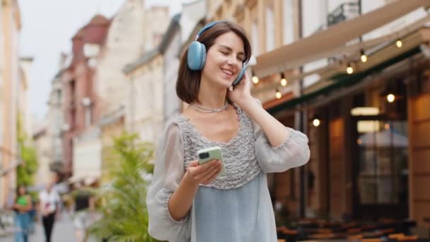 Feliz Relajado Alegre Mujer Bastante Joven Auriculares Inalámbricos Elegir Escuchar — Vídeos de Stock