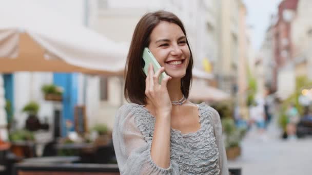 Felice Bella Donna Avendo Conversazione Distanza Comunicare Parlando Smartphone Bello — Video Stock
