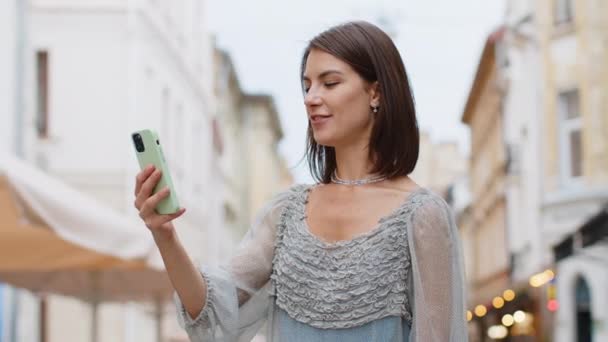 Όμορφη Νεαρή Blogger Βγάζει Selfie Στο Smartphone Επικοινωνεί Video Call — Αρχείο Βίντεο