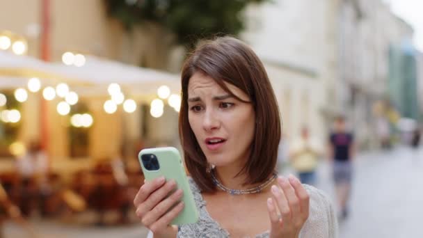 Όμορφη Νεαρή Γυναίκα Χρησιμοποιούν Smartphone Περιήγηση Πληκτρολογώντας Χάνει Γίνει Έκπληξη — Αρχείο Βίντεο