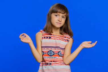 - Ne? - Neden? Genç esmer liseli kız öfkeli bir ifadeyle el kaldırıyor, neden başarısız olduğunu soruyor, sorunlardan kuşkulandığını gösteriyor. Mavi arka planda küçük çocuk